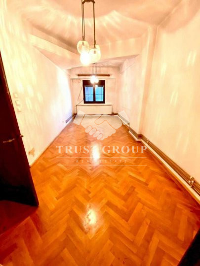 Apartament 4 camere + 1 camera de serviciu + boxă + garaj 