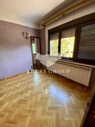 Apartament 4 camere + 1 camera de serviciu + boxă + garaj 