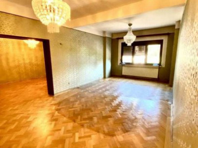 Apartament 4 camere + 1 camera de serviciu + boxă + garaj 