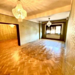 Apartament 4 camere + 1 camera de serviciu + boxă + garaj 