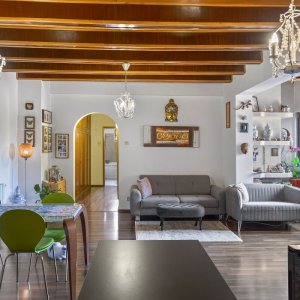 Casa impresionanta | 12 camere | Curte individuala | 4 locuri de parcare