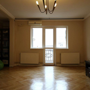 Apartament 3 camere Ultracentral | centrala | parcare in curte| boxa| fara RISC